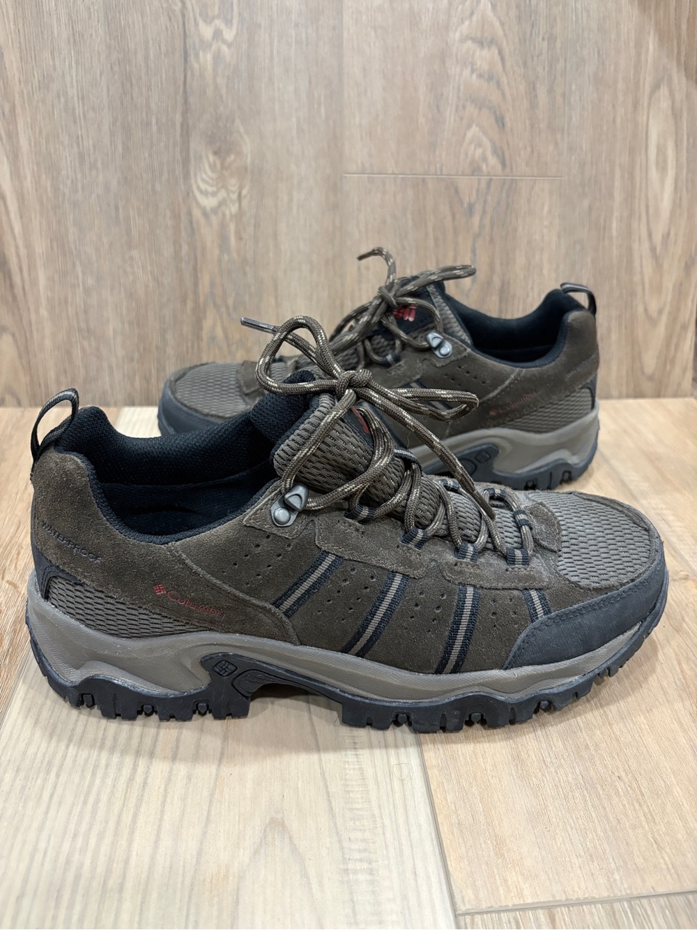 Columbia Grants Pass Low Cut Waterproof Hiking Sneaker Men’s size 10